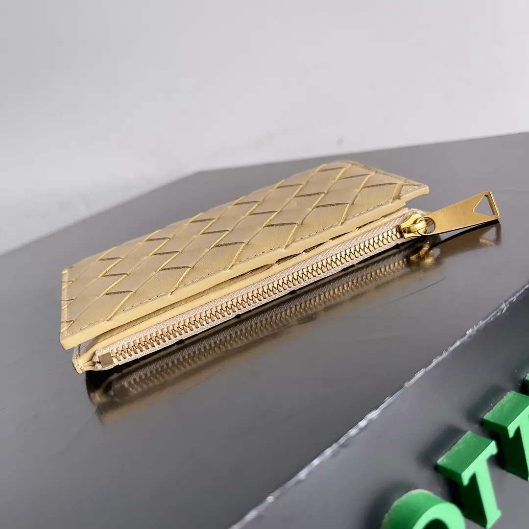 Batch 960 of BOTTEGA VENETA’s new woven small wallets are now shipping! ! ! 🥰🥰Made of carefully selected first-layer sheepskin fabric, this small luxury wallet has an elegant appearance and is also full of practicality. It can store change, driver's license and various cards at the same time. It is so small that it can be put in your pocket and carried with you. It is really convenient [Applause][Applause] Style No.: 667468 Size: 14.5*9.3*2cm